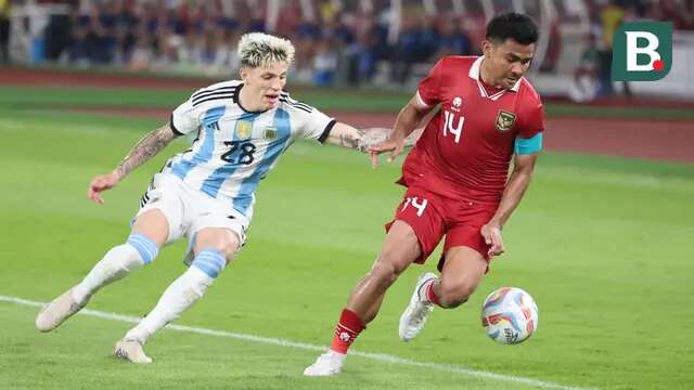 Duel antara pemain sayap Timnas Argentina, Alejandro Garnacho, berduel dengan kapten Timnas Indonesia, Asnawi Mangkualam, dalam laga FIFA Matchday di Stadion Utama Gelora Bung Karno (SUGBK) Senayan, Jakarta, Senin (19/6/2023). (Bola.com/Abdul Aziz)