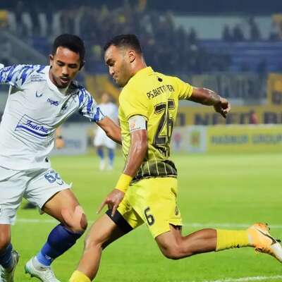 Pemain Barito Putera, Rizky Pora, hendak melepaskan tembakan ke gawang PSIS Semarang saat bertanding dalam lanjutan BRI Liga 1 di Stadion Demang Lehman, Minggu (26/3/2023). (Dok. Instagram/PS Barito Putera)
