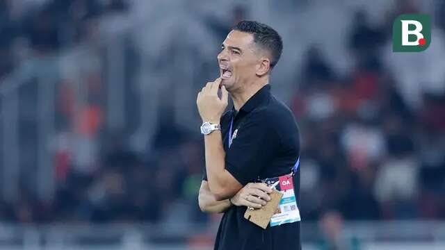 Pelatih Persija Jakarta, Carlos Pena saat melawan Dewa United pada laga pekan kelima BRI Liga 1 2024/2025 di Stadion Utama Gelora Bung Karno, Jakarta, Senin (16/9/2024). (Bola.com/M Iqbal Ichsan)