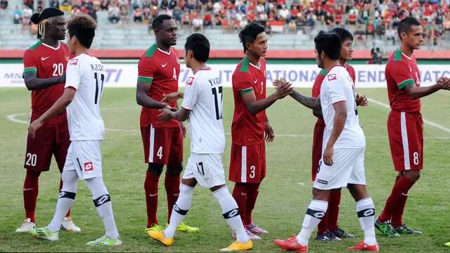 Bio Paulin (paling kiri) saat memulai debut dengan timnas Indonesia (Andrian Martinus Tunay/Liputan6.com)
