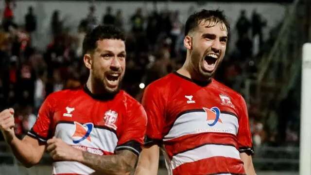 Striker Madura United, Miljan Skrbic mencetak gol lewat titik putih ke gawang Persija Jakarta dalam laga lanjutan BRI Liga 1 2024/2025 di Stadion Gelora Bangkalan, Jawa Timur, Minggu (6/4/2025) malam. Iran Junior datang untuk berselebrasi bersama. (Dok. Madura Uniited).