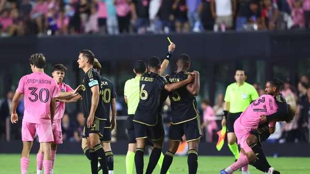 Maximiliano Falcón dari Inter Miami CF menjegal Eddie Segura dari Los Angeles FC selama pertandingan leg kedua perempat final Piala Champions CONCACAF 2025 antara Inter Miami CF dan Los Angeles Football Club di Chase Stadium pada tanggal 09 April 2025 di Fort Lauderdale, Florida. (Megan Briggs/Getty Images via AFP)