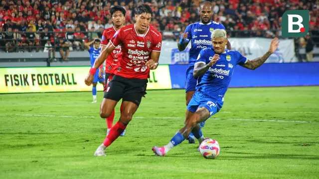 Pemain belakang Bali United, Elias Dolah, mengawal ketat pemain Persib Bandung, Ciro Alves, dalam laga tunda pekan ke-12 BRI liga 1 2024/2025 di Stadion kapten I Wayan Dipta pada Selasa malam (7/1/2025). (Bola.com/Alit Binawan)