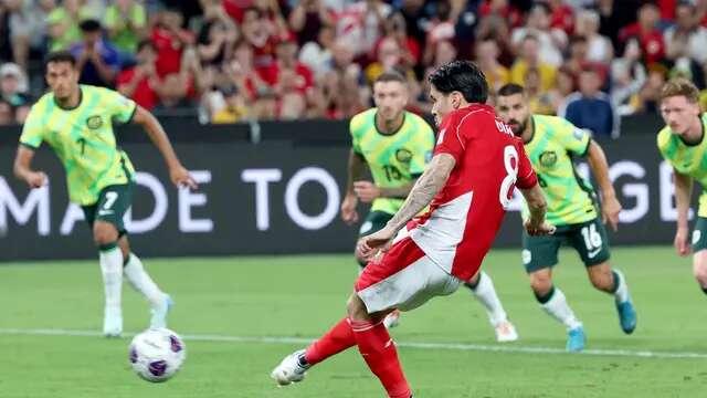 Kevin Diks menendang penalti ke gawang Australia namun gagal. Timnas Indonesia kalah 1-5 di Allianz Stadium, Sydney, Kamis (20/3/2025). (AFP/David Gray)