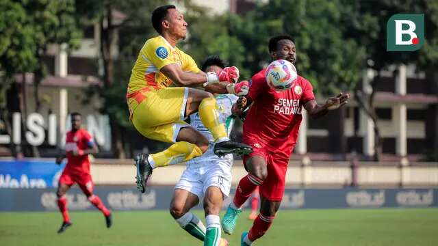 Kiper PSS Sleman, Ega Rizky berusaha menangkap bola dari ancaman pemain Semen Padang, Cornelius Stewart pada laga pekan ke-3 BRI Liga 1 2024/2025 di Lapangan STIK-PTIK, Jakarta Selatan, Senin (26/8/2024). (Bola.com/Bagaskara Lazuardi)