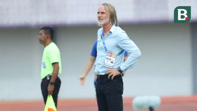 Pelatih Dewa United, Jan Olde Riekerink saat melawan PSIS Semarang pada laga pekan ke-8 BRI Liga 1 2023/2024 di Stadion Indomilk Arena, Tangerang, Senin (14/8/2023). Dewa United kalah telak 1-4 dari PSIS Semarang. (Bola.com/M Iqbal Ichsan)