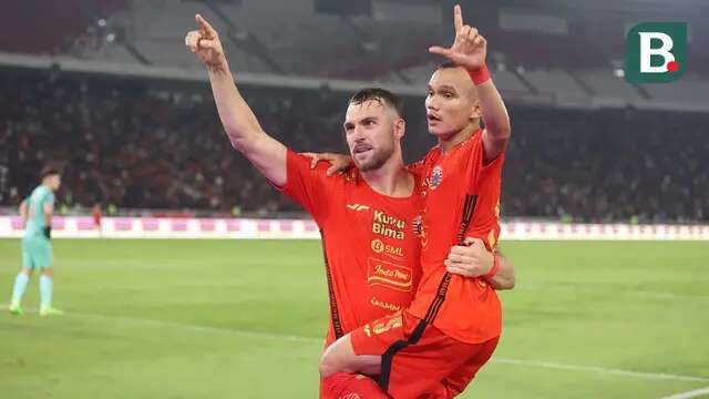 Selebrasi pemain Persija Jakarta, Marko Simic (kiri) bersama Riko Simanjuntak setelah menjebol gawang Persis Solo pada laga pekan ke-31 BRI Liga 1 2023/2024 di Stadion Utama Gelora Bung Karno (SUGBK) Senayan, Jakarta, Rabu (17/4/2024) malam WIB. (Bola.com/M Iqbal Ichsan)