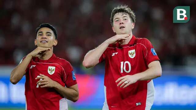 Pemain Timnas Indonesia, Ole Romeny dan Marselino Ferdinan, melakukan selebrasi setelah mencetak gol ke gawang Bahrain pada laga kedelapan putaran ketiga Grup C kualifikasi Piala Dunia 2026 di Stadion Utama Gelora Bung Karno, Jakarta, Selasa (25/3/2025) malam WIB. (Bola.com/Bagaskara Lazuardi)