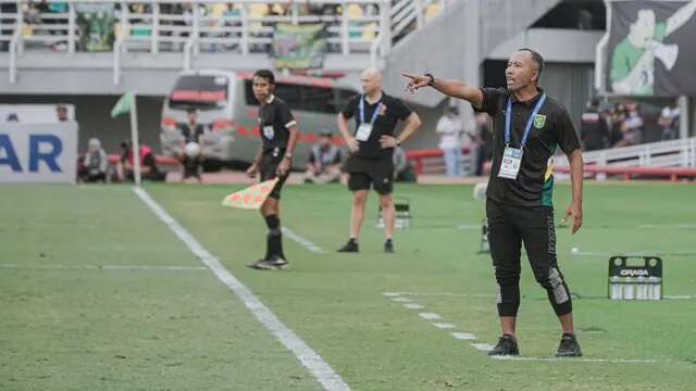 Pelatih careteker Persebaya Surabaya Uston Nawawi (Foto: Persebaya.id)