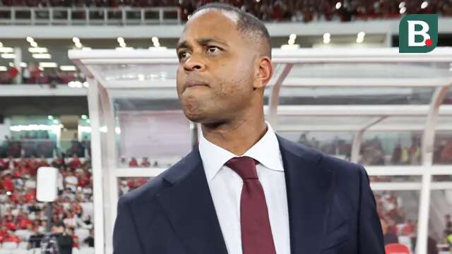 Pelatih Timnas Indonesia, Patrick Kluivert, memimpin timnya menghadapi Timnas Bahrain pada laga kedelapan putaran ketiga Grup C kualifikasi Piala Dunia 2026 di Stadion Utama Gelora Bung Karno, Jakarta, Selasa (25/3/2025) dini hari WIB. (Bola.com/Abdul Aziz)