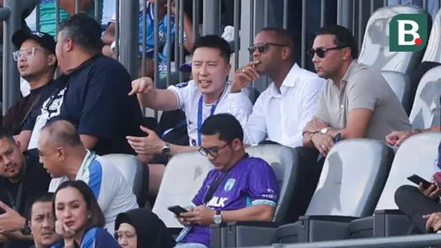 Pemilik Persik Kediri, Athur Irawan terlihat berdiskusi dengan pelatih Timnas Indonesia, Patrick Kluivert, saat menyaksikan langsung pertandingan Persita Tangerang dalam laga pekan ke-22 BRI Liga 1 di Indomilk Arena, Tangerang, pada Jumat (7/2/2025) sore WIB. (Bola.com/M Iqbal Ichsan)
