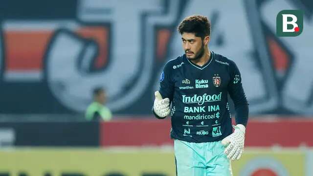 Kiper Bali United, Adilson Maringa, memberikan kode setelah bangkit dari aksi guling-guling saat melawan Persija Jakarta pada laga pekan ke-13 BRI Liga 1 2023/2024 di Stadion Patriot Candrabhaga, Bekasi, Minggu (24/9/2023). (Bola.com/M Iqbal Ichsan)
