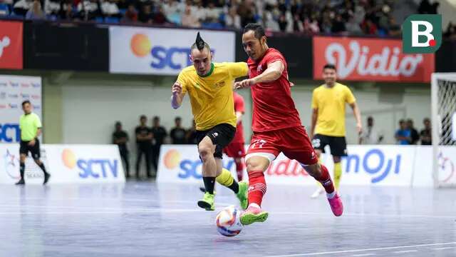Pemain Red Rocket, Atep (kanan) berusaha melewati penjagaan pemain Golden Arrow, Ikmal Tobing pada laga futsal Turnamen Olahraga Indonesia (TOSI) Season 3 yang berlangsung di Indomilk Arena, Tangerang, Sabtu (12/10/2024). (Bola.com/Bagaskara Lazuardi)