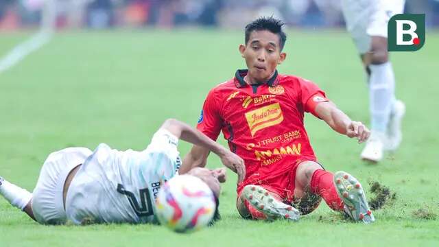 Salah satu momen yang cukup menegangkan adalah saat bek Persija, Rizky Ridho, menghentikan laju gelandang Persib, Beckham Putra, dengan memberikan tekelan keras yang membuat sang pemain terkapar di lapangan. (Bola.com/M Iqbal Ichsan)