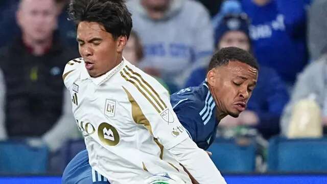 Logan Ndenbe #18 dari Sporting Kansas City bertahan melawan Adrian Wibowo #77 dari Los Angeles FC selama babak kedua pertandingan saat Sporting Kansas City menghadapi Los Angeles FC di Children's Mercy Park pada 22 Maret 2025 di Kansas City, Kansas. (Kyle Rivas/Getty Images via AFP)
