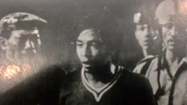 Kartu merah Iswadi Idris di final perserikatan 1975 memicu keributan antara pemain Persija dengan PSMS (Bola.com/Repro Merdeka)