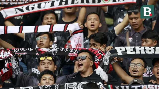Suporter Persis Solo mendukung timnya saat bertanding melawan PSS Sleman dalam lanjutan pertandingan babak penyisihan Grup A Piala Presiden 2022 di Stadion Manahan, Solo, Jawa Tengah, Sabtu (11/6/2022). (Bola.com/Arief Bagus)