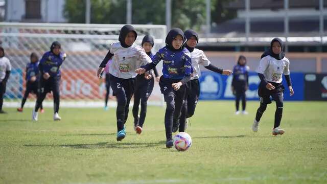Momen pertandingan final KU10 MilkLife Soccer Challenge - Solo 2025 antara SD Al Azhar Syifa Budi kontra MIN 9 Sragen yang tersaji di Stadion Mini Surakarta Minggu (18/5/2025). Syarafana Maritza Anggara menjadi Top Scorer dengan mengumpulkan 30 gol. (Bola.com/Bakti Olahraga Djarum Foundation)