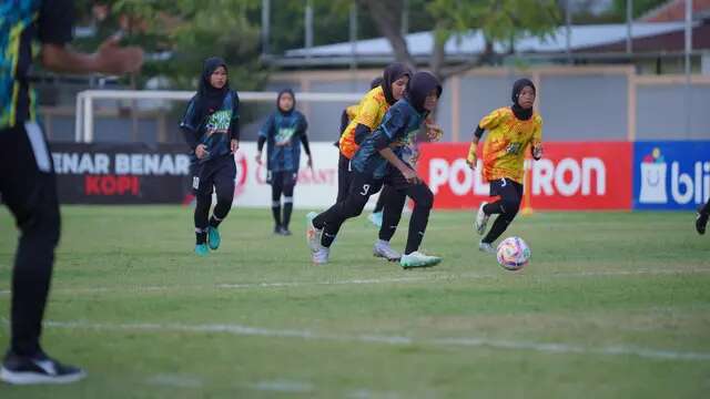 Laga pamungkas KU 12 MilkLife Soccer Challenge - Solo 2025 mempertemukan SD Djama’atul Ichwan Surakartadan MIN Surakarta yang berlangsung di Stadion Miini Surakarta, Minggu (18/5/2025). Kapten tim SD Djama’atul Ichwan Surakarta Kafiya Ratu Assidqi dan kawan-kawan sukses membawa pulang gelar juara. (Bola.com/Bakti Olahraga Djarum Foundation)