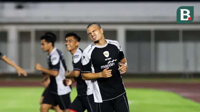 Pemain Timnas Indonesia, Ragnar Oratmangoen mengikuti sesi latihan bersama skuad Timnas Indonesia di Stadion Madya, Senayan, Jakarta, Minggu (8/9/2024) sore jelang menghadapi Australia pada kualifikasi Piala Dunia 2026, Selasa 10 September 2024. (Bola.com/Abdul Aziz)
