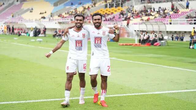 Aksi saudara kembar Yakob Sayuri (kiri) dan Yance Sayuri bersama Malut United di BRI Liga 1 2024/2025. (Dok. Malut United).