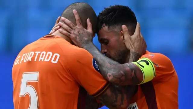 Gelandang Borneo FC Samarinda, Stefano Lilipaly (kanan) merayakan gol yang dicetak ke gawang Arema FC dalam lanjutan BRI Liga 1 2024/2025 di Stadion Batakan, Balikpapan, Minggu (19/1/2025). (Dok. Borneo FC Samarinda)