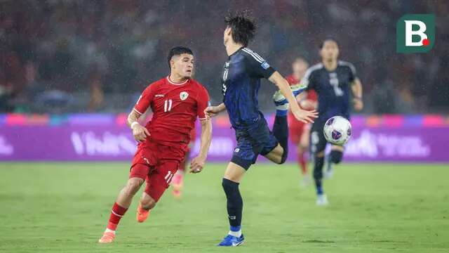 Pemain Timnas Indonesia, Ragnar Oratmangoen, berusaha melewati pemain Jepang pada Kualifikasi Piala Dunia 2026 Zona Asia di Stadion Gelora Bung Karno, Senayan, Jakarta, Jumat (15/11/2024) malam WIB. (Bola.com/Bagaskara Lazuardi)