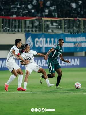 PSS Sleman meraih kemenangan dramatis atas Persija Jakarta pada laga pekan ke-33 BRI Liga 1 di Stadion Maguwoharjo, Sleman, Sabtu (17/5/2025) malam WIB. Meski diwarnai flare yang dinyalakan suporter, PSS sukses membungkam Persija dengan skor 2-1. (dok. PSS Sleman)