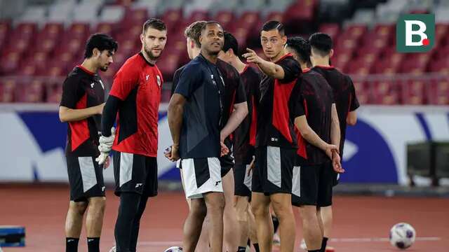 Pelatih Timnas Indonesia, Patrick Kluivert (tengah) berbincang dengan Jay Idzes dalam latihan resmi menjelang laga putaran ketiga Grup C Kualifikasi Piala Dunia 2026 di Stadion Utama Gelora Bung Karno (SUGBK), Senayan, Jakarta, Senin (24/03/2025). (Bola.com/Bagaskara Lazuardi)