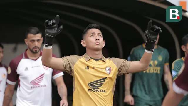 Kiper PSM Makassar, Muhammad Reza Arya Pratama memasuki lapangan jelang menghadapi Persikabo 1973 pada laga pekan ke-3 BRI Liga 1 2023/2024 di Stadion Pakansari, Cibinong, Bogor, Jumat (14/7/2023). (Bola.com/Abdul Aziz)