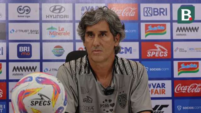 Pelatih Bali United, Stefano Cugurra, saat hadir sesi pre match press conference laga Persija Jakarta melawan Bali United di Jakarta International Stadium pada Jumat (09/05/2025). (Bola.com/Abdul Aziz)