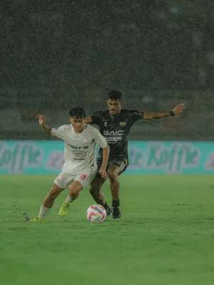 Persis Solo bermain imbang 1-1 kontra Dewa United pada laga pekan ke-33 BRI Liga 1 musim ini di Stadion Manahan, Solo, Sabtu (17/5/2025) malam WIB. Meski gagal menang, Persis dipastikan lolos dari degradasi. (dok. Persis Solo)