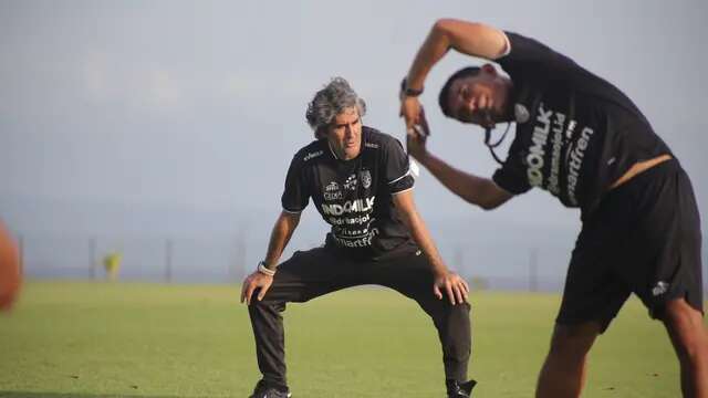 Pelatih Bali United Stefano Cugurra saat melakukan peregangan di sela-sela memimpin pemain Bali United dalam latihan perdana di Bali United Training Center. (Bola.com/Alit Binawan)