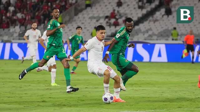 Pemain Timnas Indonesia, Ragnar Oratmangoen mengontrol bola dibayangi sejumlah pemain Arab Saudi pada laga lanjutan putaran ketiga Grup C Kualifikasi Piala Dunia 2026 di Stadion Utama Gelora Bung Karno (SUGBK), Senayan, Jakarta, Selasa (19/11/2024). (Bola.com/Abdul Aziz)