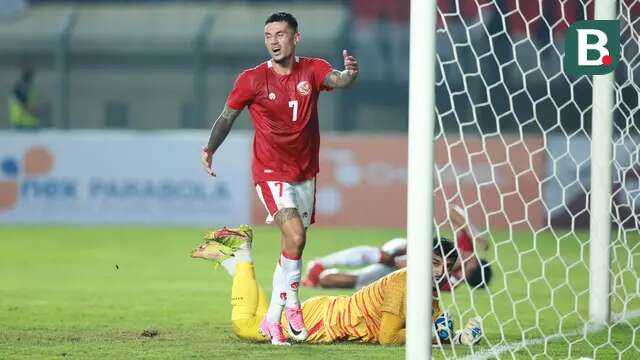 Pemain Timnas Indonesia, Stefano Lilipaly tampak kecewa usai gagal mencetak gol ke gawang Bangladesh pada laga uji coba FIFA Matchday antara Timnas Indonesia menghadapi Bangladesh di Stadion Si Jalak Harupat, Bandung, Rabu (1/6/2022) malam WIB. (Bola.com/M. Iqbal Ichsan)