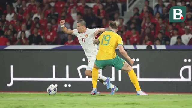 Pemain Timnas Indonesia, Ragnar Oratmangoen, berusaha melewati pemain Australia, Harry Soutar, pada laga kedua Grup C Kualifikasi Piala Dunia 2026 Zona Asia di Stadion Utama Gelora Bung Karno (SUGBK), Jakarta Pusat, pada Selasa (10/9/2024). (Bola.com/Abdul Aziz)
