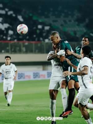 PSS Sleman meraih kemenangan dramatis atas Persija Jakarta pada laga pekan ke-33 BRI Liga 1 di Stadion Maguwoharjo, Sleman, Sabtu (17/5/2025) malam WIB. Meski diwarnai flare yang dinyalakan suporter, PSS sukses membungkam Persija dengan skor 2-1. (dok. PSS Sleman)