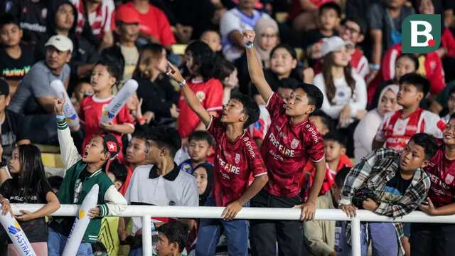 Para suporter cilik menyaksikan laga perebutan peringkat ketiga Piala Presiden 2024 antara Persis Solo menghadapi Persija Jakarta di Stadion Manahan, Solo, Sabtu (3/8/2024). (Bola.com/Bagaskara Lazuardi)
