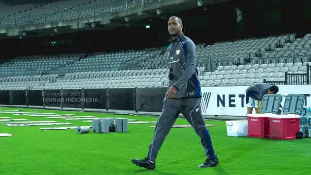 Pelatih kepala Timnas Indonesia, Patrick Kluivert memimpin latihan perdana menjelang laga putaran ketiga Kualifikasi Piala Dunia 2026 melawan Australia di Stadion Netstrata Jubilee, Sydney, Selasa (18/03/2025) waktu setempat. (Dok. PSSI)