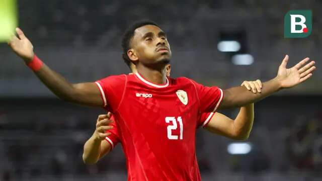 Pemain Timnas Indonesia U-19, Iqbal Gwijangge melakukan selebrasi setelah mencetak gol ke gawang Kamboja U-19 pada fase Grup Piala AFF U-19 2024 di Stadion Gelora Bung Tomo (GBT), Surabaya, Sabtu (20/7/2024) malam WIB. (Bola.com/Aditya Wany)
