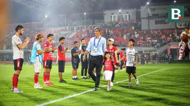 Guard of honor diberikan pemain dan ofisial Bali United kepada Stefano Cugurra usai pertandingan menghadapi Madura United di Stadion Kapten I Wayan Dipta pada Sabtu malam (17/5/2025). (Bola.com/Alit Binawan)