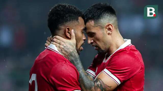 Selebrasi pemain timnas Indonesia, Yakob Sayuri (kiri) dan Stefano Jantje Lilipaly setelah menjebol gawang Burundi dalam pertandingan uji coba FIFA Matchdayyang berlangsung di stadion Patriot Candrabhaga, Bekasi, Sabtu (25/3/2023). (Bola.com/Bagaskara Lazuardi)