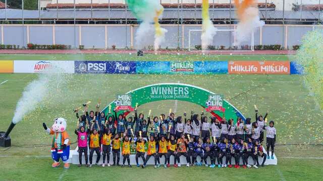 Pemenang MilkLife Soccer Challenge - Solo 2025, SD Djama'atul Ichwan yang menjadi jura di KU 12 dan SD Al Azhar Syifa Budi Surakarta yang menjadi juara di KU 10. (Bola.com/Bakti Olahraga Djarum Foundation)