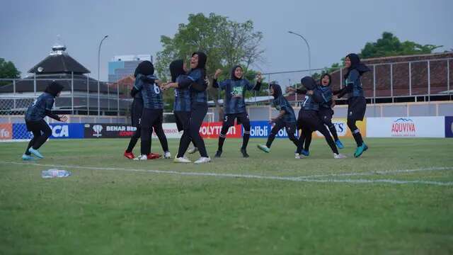 Momen selebrasi kemenangan dari para penggawa tim KU 12 SD Djama’atul Ichwan Surakatara atas  MIN Surakarta di final KU 12 MilkLife Soccer Challenge Solo 2025 yang berlangsung di Stadion Mini Surakarta, Minggu (18/5/2025). (Bola.com/Bakti Olahraga Djarum Foundation)