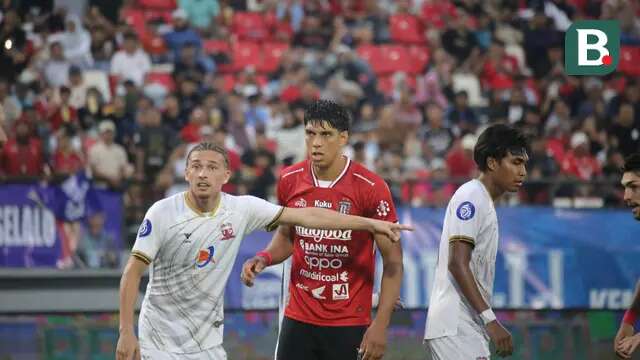 Momen saat bek tengah Bali United Elias Dolah menghadapi Madura United di Stadion Dipta. Musim depan, Elias Dolah akan merapat ke Buriram United bersama bek sayap Timnas Indonesia Shayne Pattynama. (Bola.com/Alit Binawan)