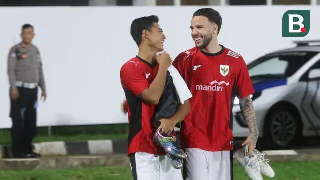Pemain Timnas Indonesia, Pratama Arhan dan Calvin Verdonk, tampak ceria saat sesi latihan jelang lawan Bahrain di Stadion Madya, Jakarta, Minggu (23/3/2025). (Bola.com/M Iqbal Ichsan)