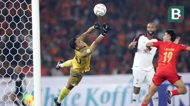 Kiper PSM Makassar, Reza Arya Pratama berhasil menepis sundulan pemain Persija Jakarta, Hanif Sjahbandi pada laga pekan pertama BRI Liga 1 2023/2024 antara Persija Jakarta menghadapi PSM Makassar di Stadion Utama Gelora Bung Karno (SUGBK), Senayan, Jakarta, Senin (3/7/2023). (Bola.com/M Iqbal Ichsan)