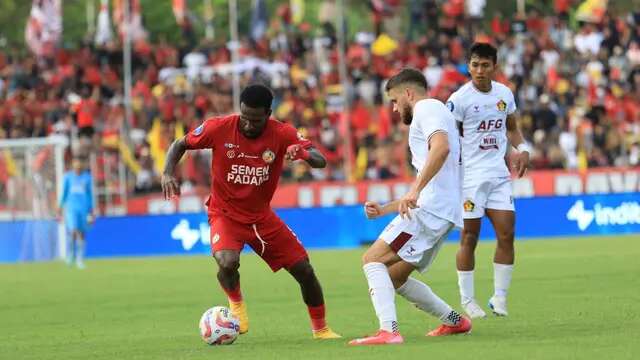 Aksi pemain Semen Padang, Cornelius Stewart (tengah), saat menghadapi Persik Kediri pada pekan 33 BRI Liga 1 2024/2025 di Stadion H. Agus Salim, Minggu (18/5/2025). (Bola.com/Nandang Permana)