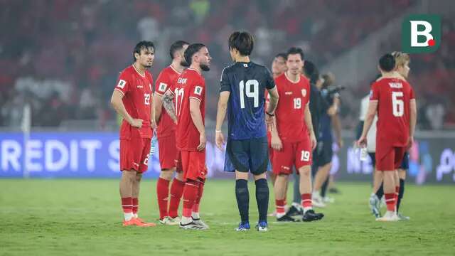 Pemain Timnas Indonesia, Calvin Verdonk (ketiga kiri) berbincang dengan pemain Jepang, Yukinari Sugawara (kanan) setelah laga lanjutan putaran ketiga Grup C Kualifikasi Piala Dunia 2026 di Stadion Utama Gelora Bung Karno (SUGBK), Senayan, Jakarta, Jumat (15/11/2024). (Bola.com/Bagaskara Lazuardi)