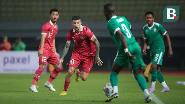 Pemain Timnas Indonesia, Stefano Lilipaly (tengah) berusaha merebut bola dari penguasaan pemain Burundi, Harerimana Rashid Leon pada laga pertama persahabatan FIFA Matchday di Stadion Patriot Candrabhaga, Bekasi, Sabtu (25/3/2023) malam WIB. (Bola.com/Bagaskara Lazuardi)